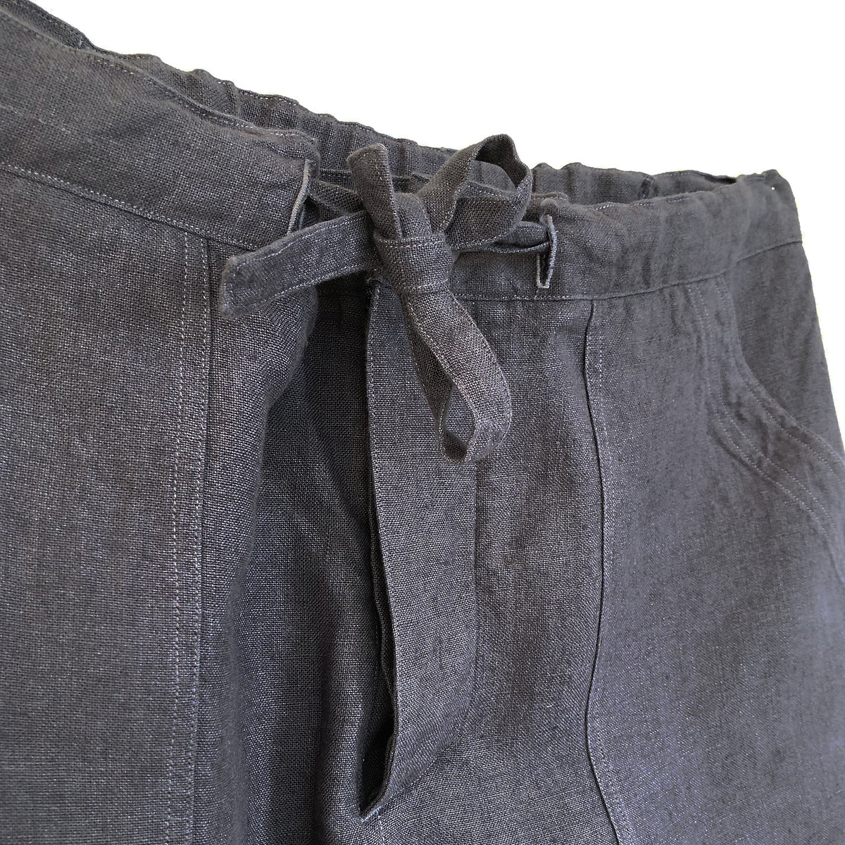 Shorts in coal linen