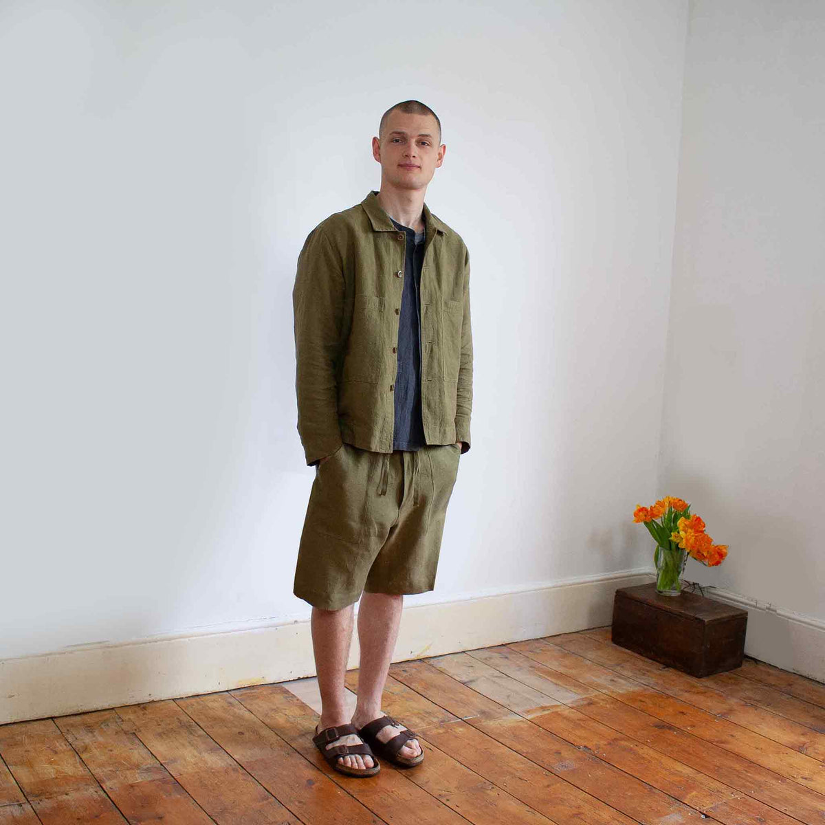 Shorts in sage linen
